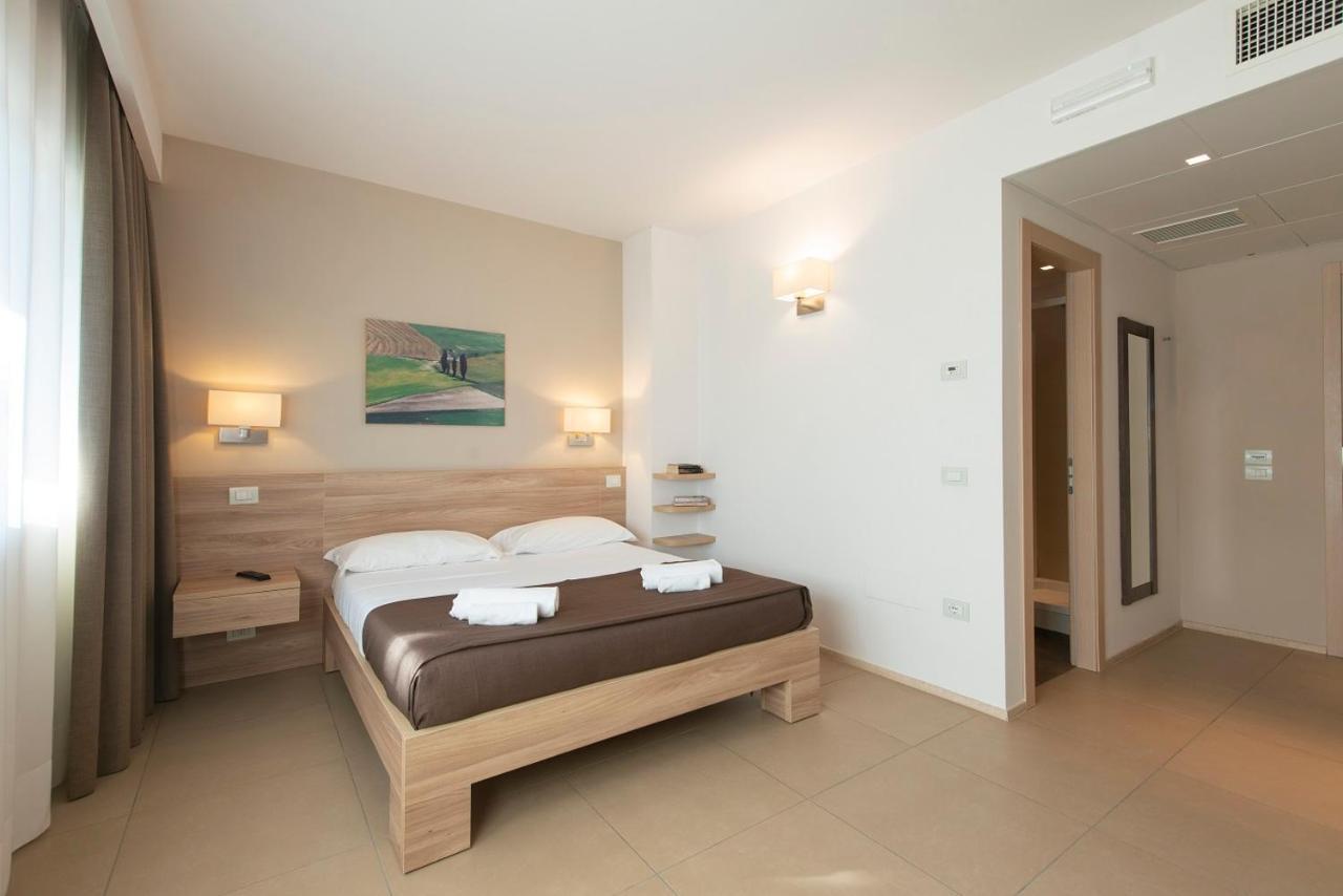 Hotel Dimorae Rooms And Suites - Apartments Чивитанова-Марке Номер фото