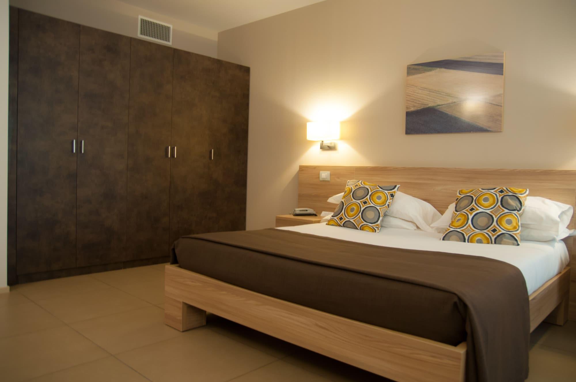 Hotel Dimorae Rooms And Suites - Apartments Чивитанова-Марке Экстерьер фото