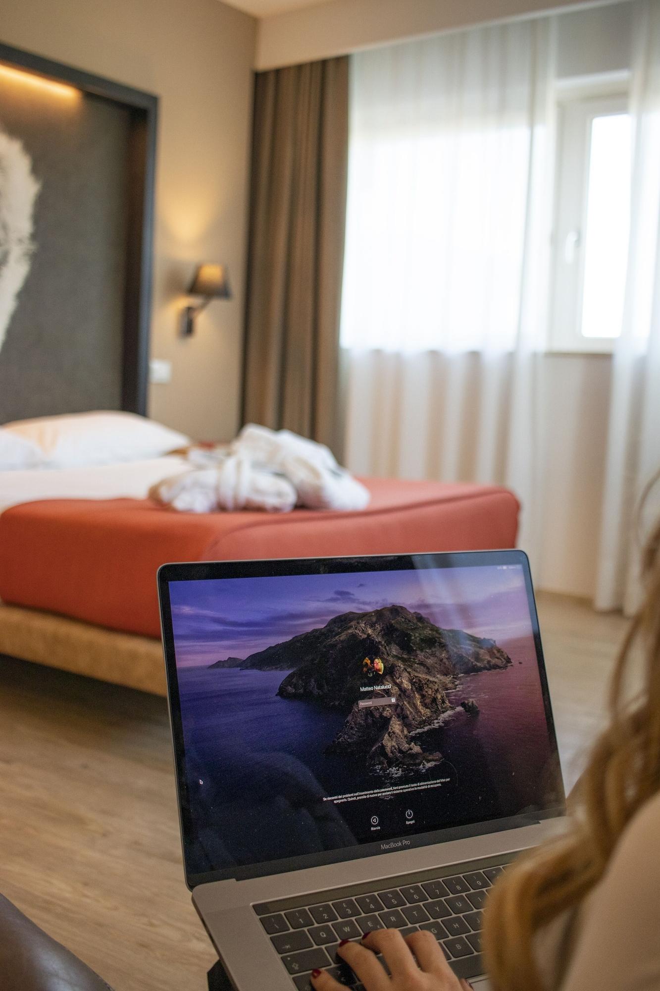 Hotel Dimorae Rooms And Suites - Apartments Чивитанова-Марке Экстерьер фото