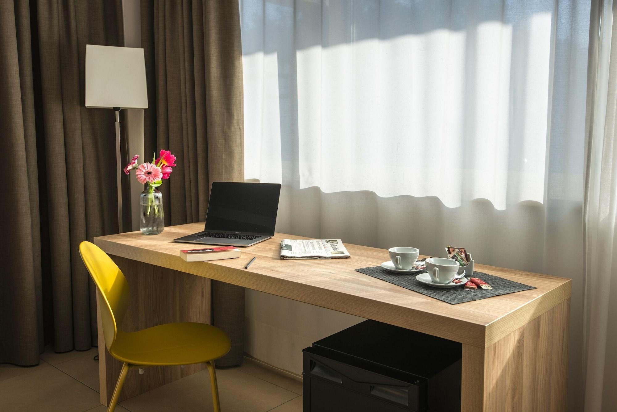 Hotel Dimorae Rooms And Suites - Apartments Чивитанова-Марке Экстерьер фото