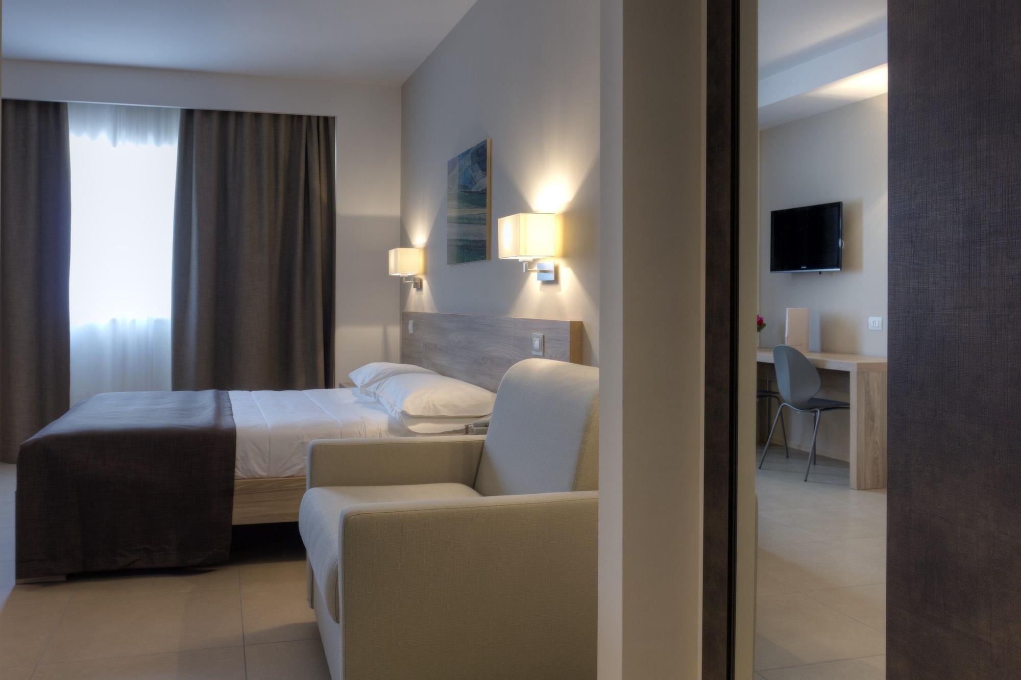 Hotel Dimorae Rooms And Suites - Apartments Чивитанова-Марке Экстерьер фото