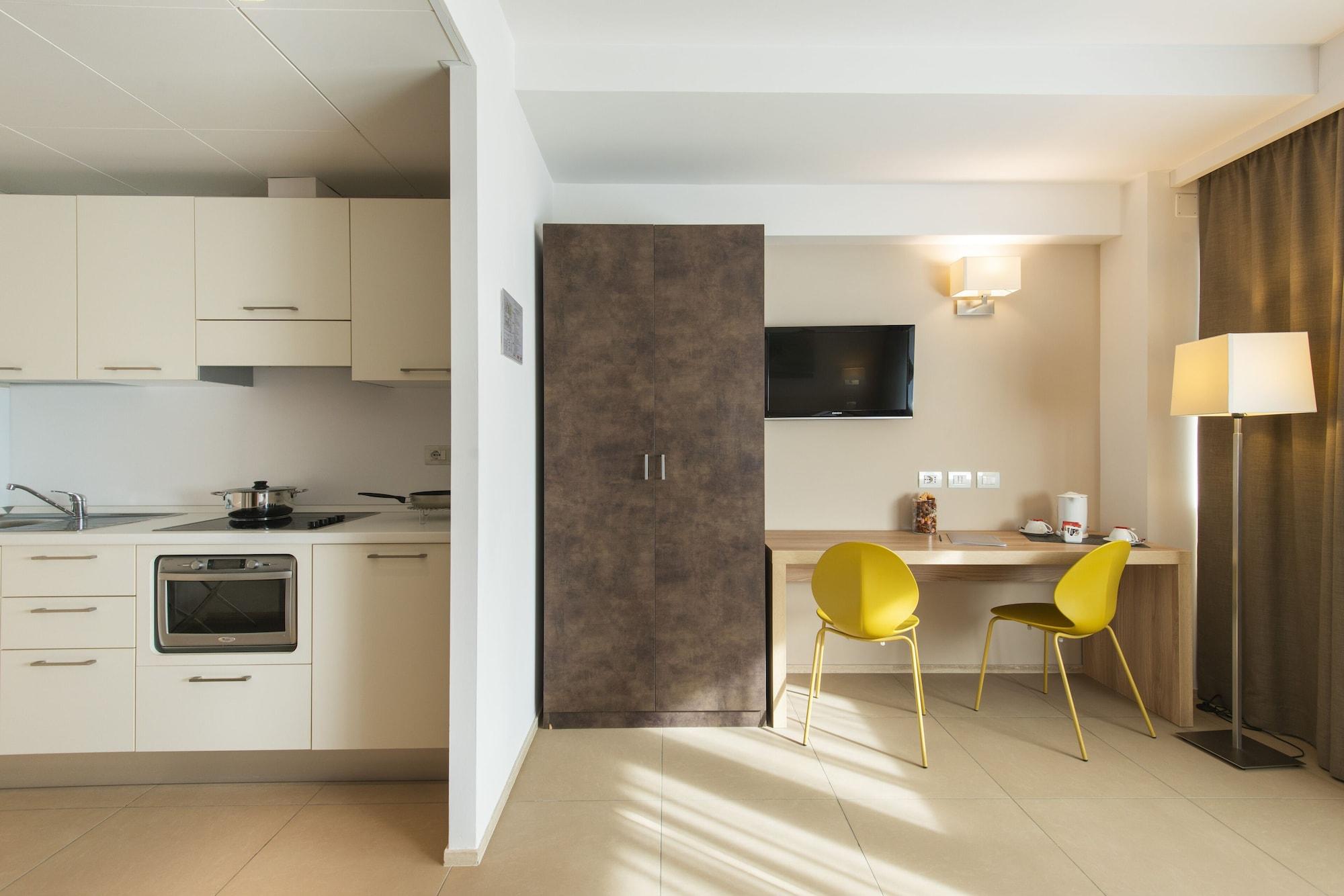 Hotel Dimorae Rooms And Suites - Apartments Чивитанова-Марке Экстерьер фото
