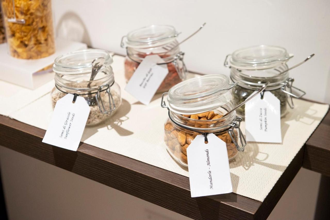 Hotel Dimorae Rooms And Suites - Apartments Чивитанова-Марке Экстерьер фото