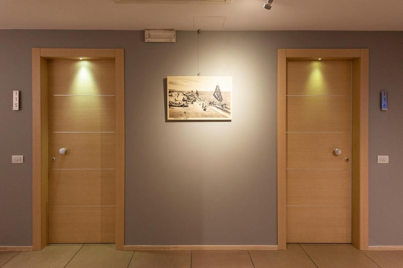 Hotel Dimorae Rooms And Suites - Apartments Чивитанова-Марке Экстерьер фото