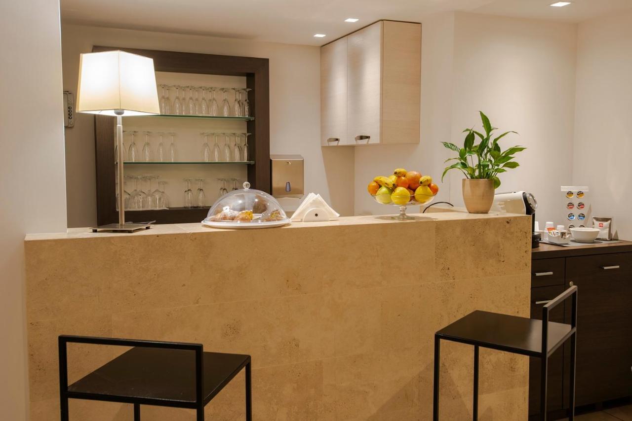 Hotel Dimorae Rooms And Suites - Apartments Чивитанова-Марке Экстерьер фото
